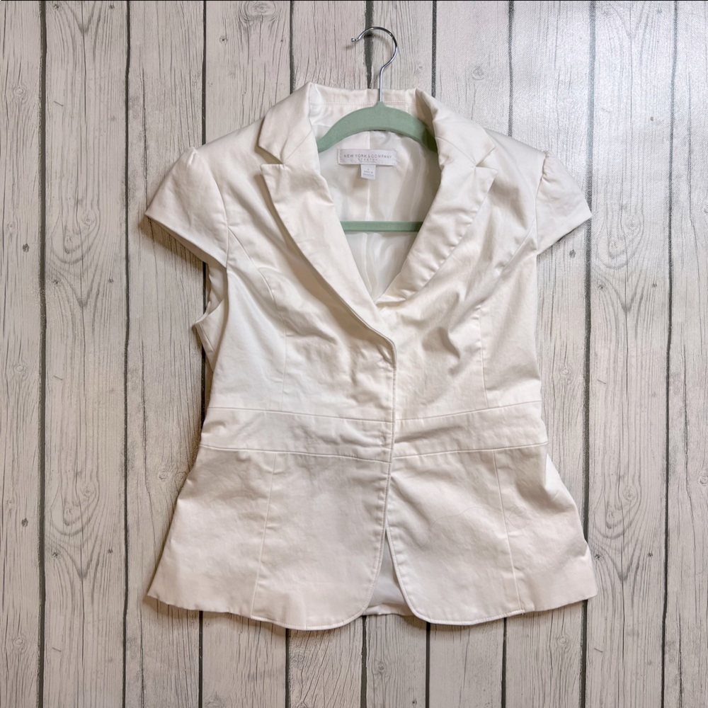 New York and company size 4 (small) white short sleeve blazer